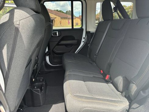 Used 2025 Jeep Wrangler Unlimited Sahara AWD/4WD image 25