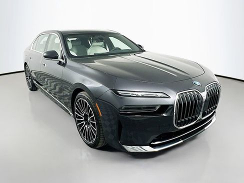 Used 2025 BMW i7 eDrive50 w/ Executive Package image 3