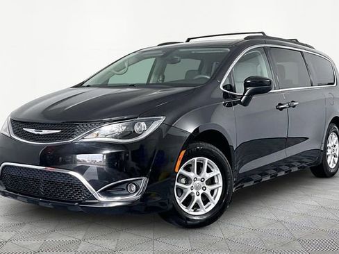 Used 2017 Chrysler Pacifica Touring Plus FWD image 2