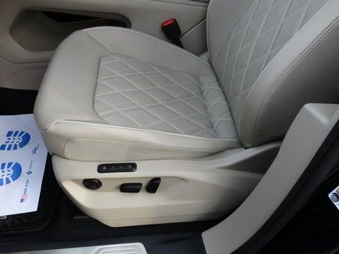 Used 2025 Volkswagen Atlas SEL Premium R-Line image 38