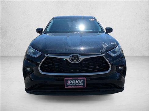Used 2021 Toyota Highlander LE AWD/4WD image 2