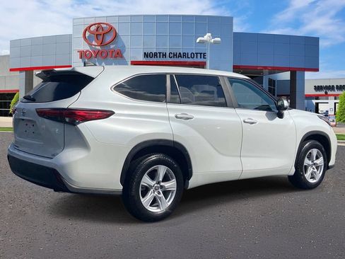 Used 2023 Toyota Highlander LE FWD image 7