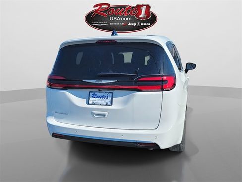 New 2026 Chrysler Pacifica Select image 8