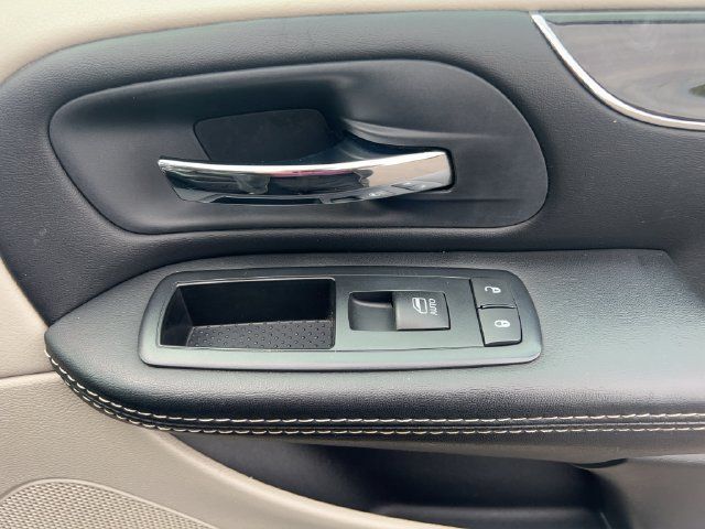 Used 2015 Chrysler Town & Country Touring-L w/ Driver Convenience Group FWD image 23