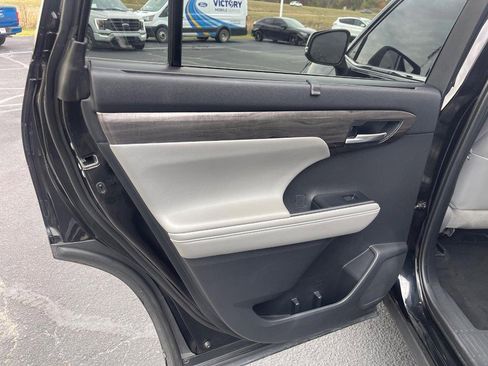 Used 2021 Toyota Highlander Platinum image 21