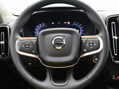 Used 2025 Volvo XC40 B5 Plus image 27