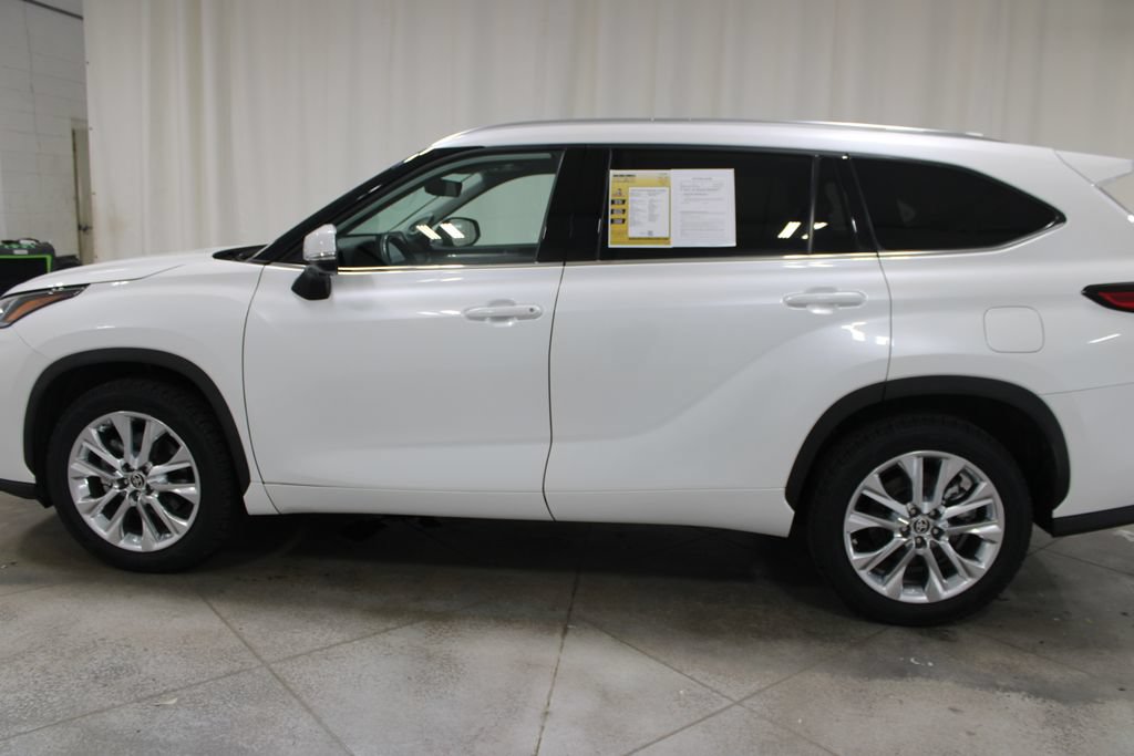 Used 2023 Toyota Highlander Limited FWD image 6
