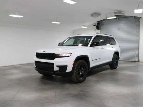 Used 2024 Jeep Grand Cherokee L Altitude AWD/4WD image 4