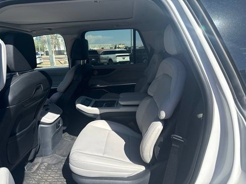 Used 2025 Lincoln Navigator Reserve AWD/4WD image 3