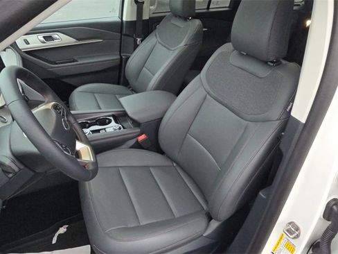 Used 2025 Ford Explorer Active w/ Active Comfort Package image 16