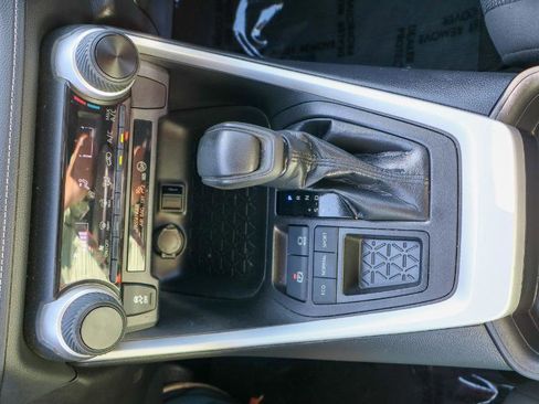 Used 2021 Toyota RAV4 LE image 19