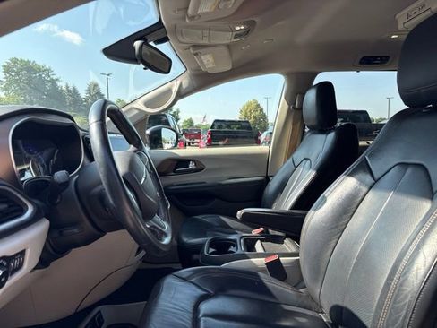 Used 2018 Chrysler Pacifica Touring-L w/ Premium Audio Group FWD image 6