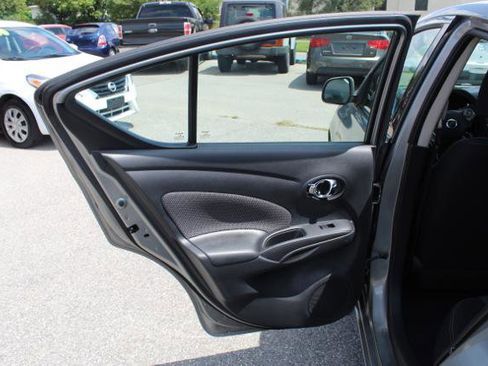 Used 2014 Nissan Versa SV image 11
