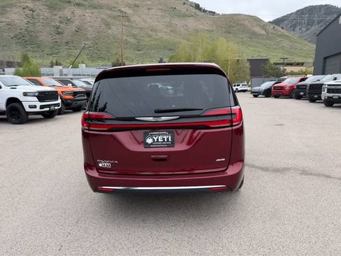 Used 2023 Chrysler Pacifica Touring-L AWD/4WD image 12