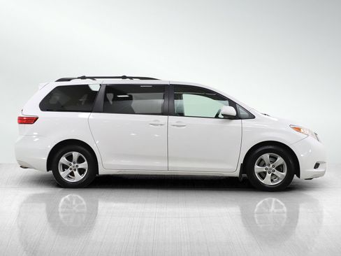 Used 2017 Toyota Sienna LE image 6