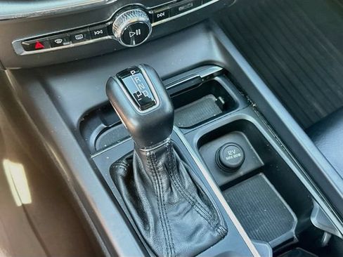Used 2018 Volvo XC60 T5 Momentum w/ Vision Package AWD/4WD image 18