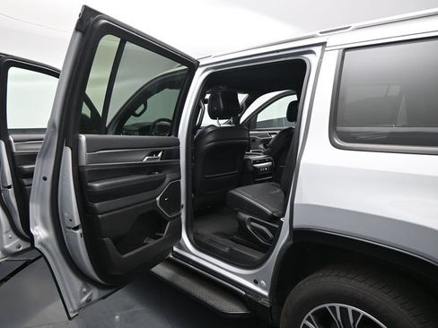 Used 2025 Jeep Wagoneer Series II AWD/4WD image 18