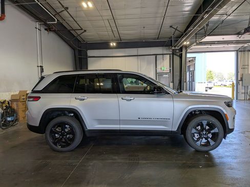 New 2025 Jeep Grand Cherokee Limited w/ Luxury Tech Group II image 4