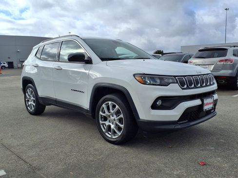 Used 2022 Jeep Compass Latitude image 2