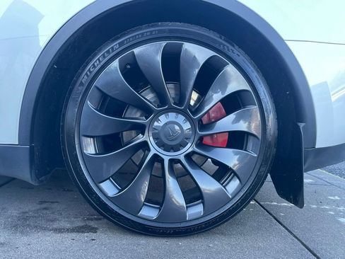 Used 2023 Tesla Model Y Performance image 10