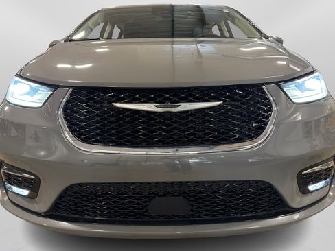 Used 2023 Chrysler Pacifica Touring-L image 10