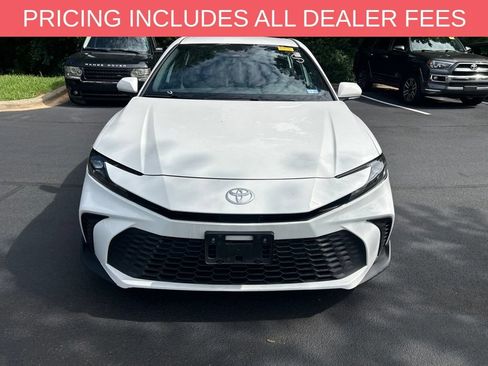 Used 2025 Toyota Camry SE FWD image 3