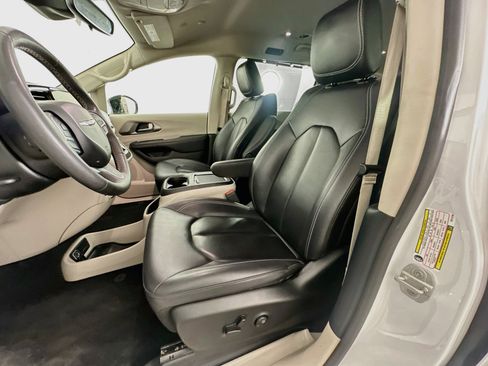 Used 2024 Chrysler Pacifica Touring-L FWD image 13