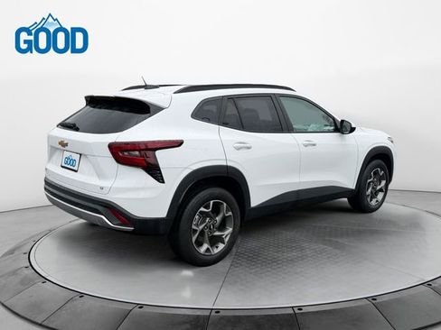 Used 2025 Chevrolet Trax LT w/ LT Convenience Package image 5