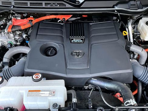 Used 2025 Toyota Sequoia Capstone AWD/4WD image 32