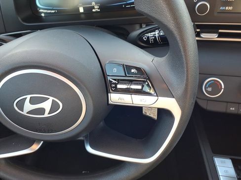 Used 2025 Hyundai Elantra SE image 15