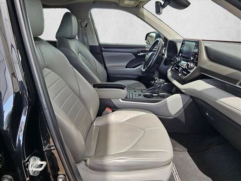 Used 2022 Toyota Highlander XLE FWD image 18