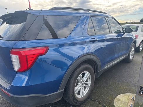Used 2022 Ford Explorer XLT image 3