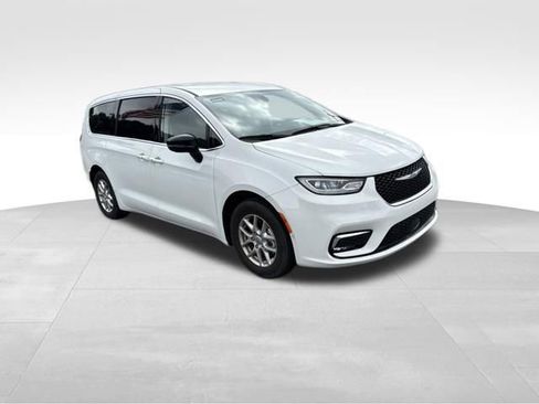 Used 2024 Chrysler Pacifica Touring-L FWD image 3