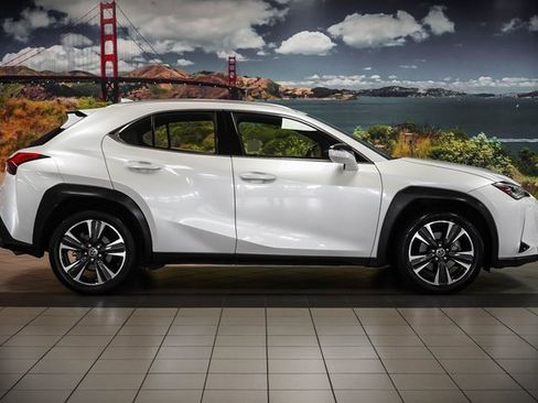 Used 2019 Lexus UX 200 image 4