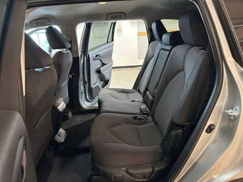 Used 2025 Toyota Highlander LE image 27