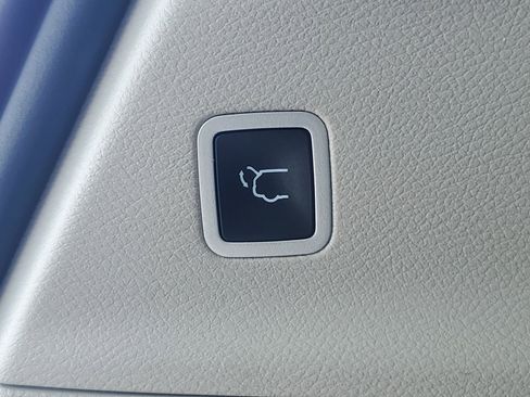 Used 2022 Chrysler Voyager LX image 9