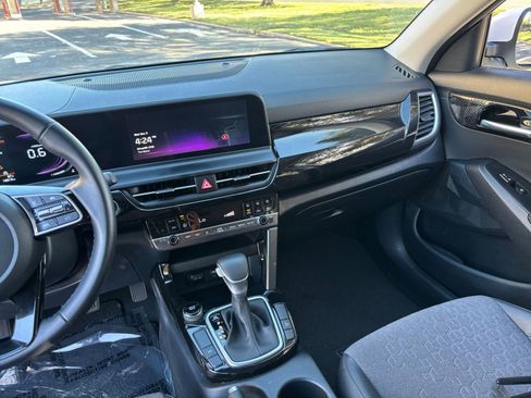 Used 2025 Kia Seltos S image 29