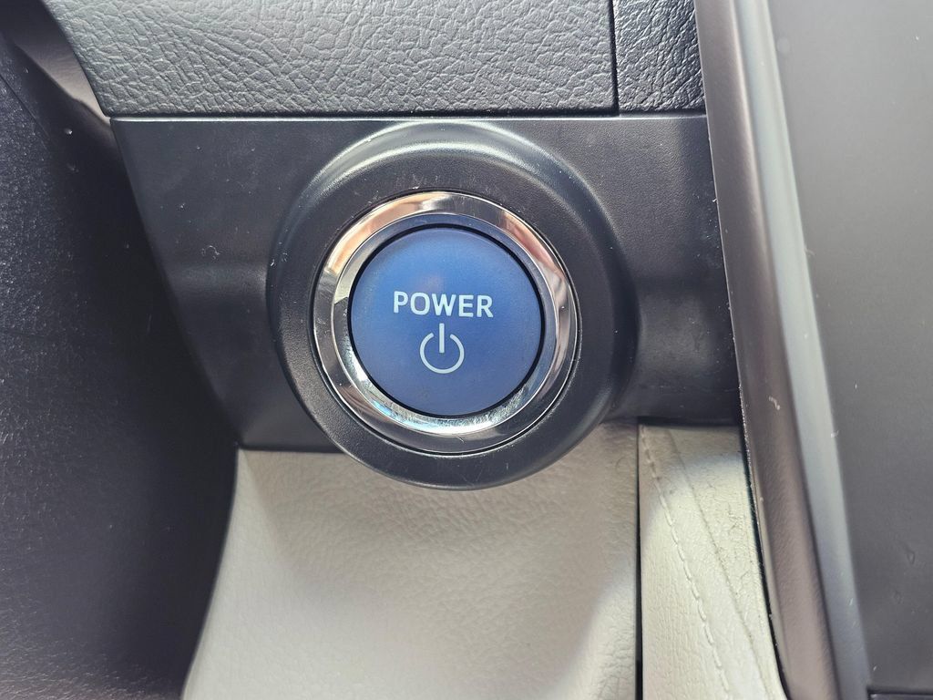 Used 2014 Toyota Camry XLE w/ Leather Package FWD image 28