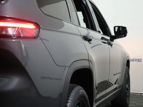 Used 2024 Jeep Grand Cherokee L Laredo image 5