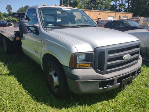 Used 2006 Ford F350 2WD Regular Cab DRW Super Duty image 3