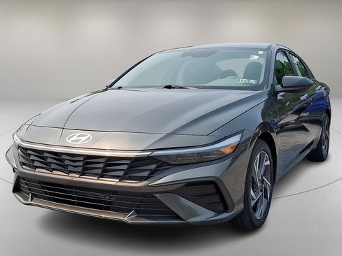 Certified 2025 Hyundai Elantra Sport FWD image 4