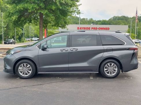 Used 2025 Toyota Sienna XLE FWD image 10
