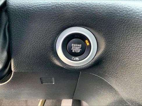 Certified 2025 Chrysler Pacifica Limited image 31