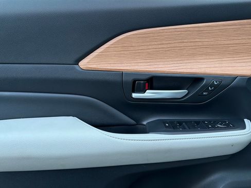 Used 2024 Toyota Grand Highlander Limited image 12