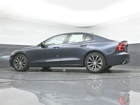 Used 2022 Volvo S60 B5 Momentum w/ Premium Package image 39