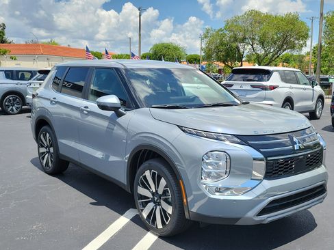 New 2026 Mitsubishi Outlander SE FWD image 3