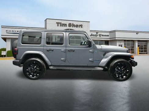 Used 2025 Jeep Wrangler Unlimited Sahara AWD/4WD image 6