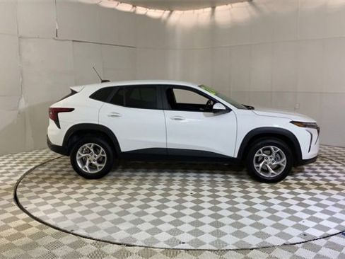 Used 2024 Chevrolet Trax LS w/ LS Convenience Package image 9