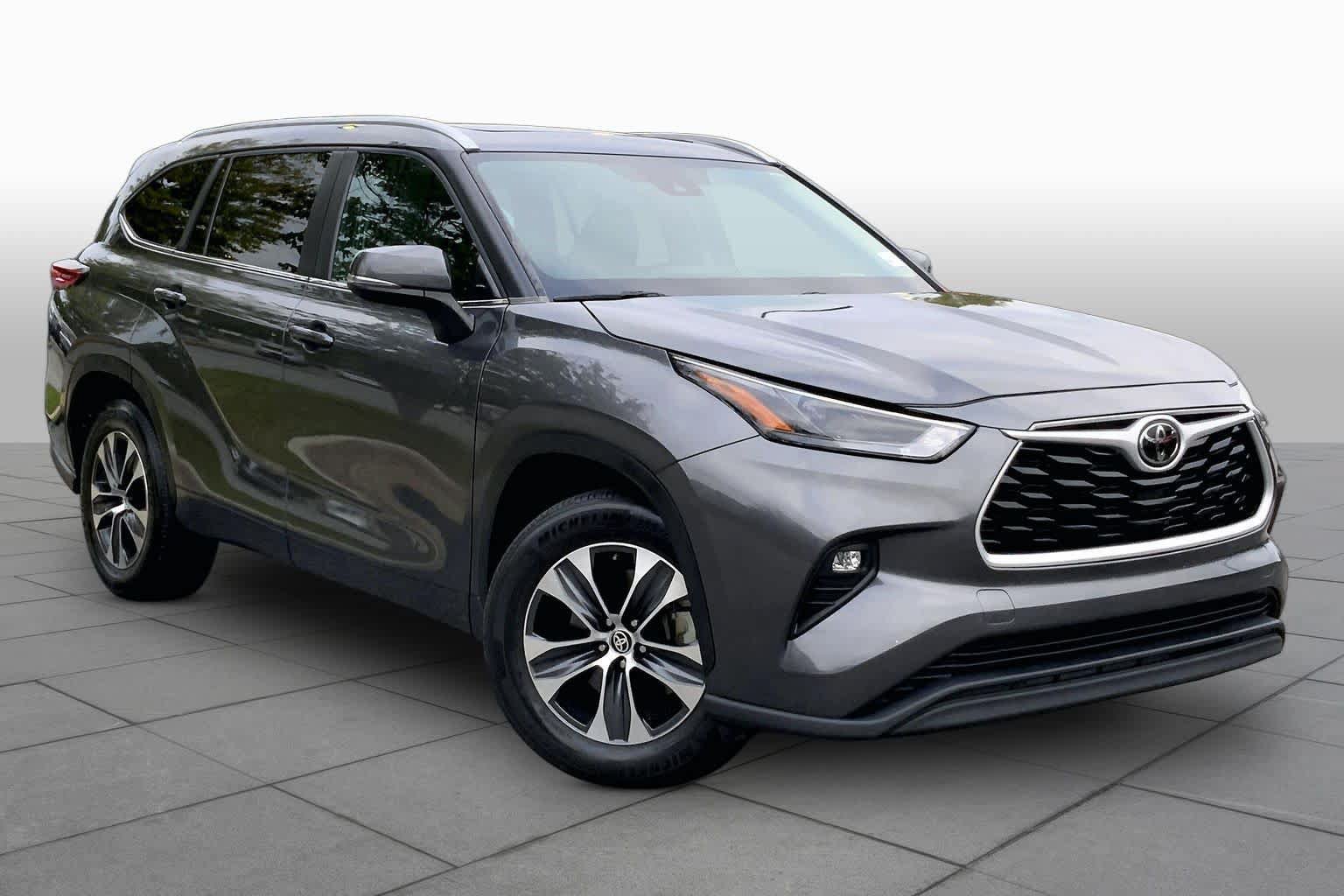 Used 2023 Toyota Highlander XLE FWD image 3