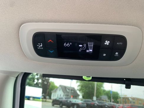 Used 2023 Chrysler Pacifica Touring-L FWD image 22